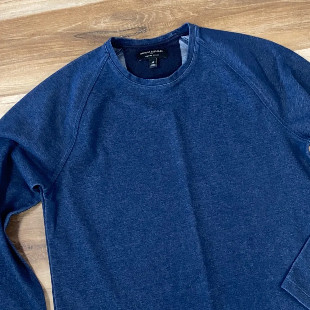 Banana‎ Republic Pullover Mens Medium Moisture Wicking Raglan Blue Modern Active